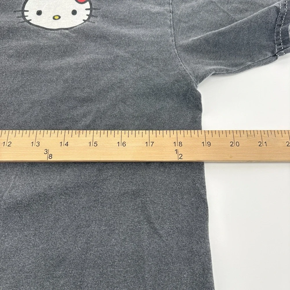Hello Kitty By Senrio Gray T-Shirt Size Medium W Kitty In Strawberry Hat/Costume